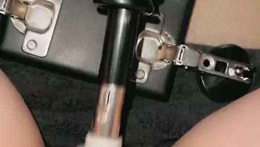 Seks makinesi striptizcilerin ıslak amcığını sikiyor