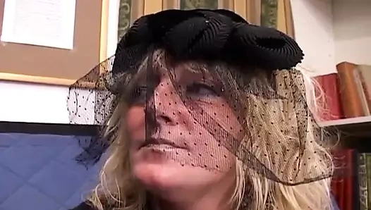 Azgın olgun küçük göğüslerine döl püskürttüriyor