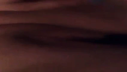 Saç fırçası kullanan kız