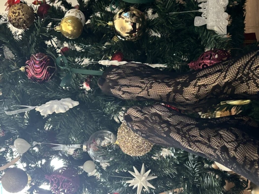 Bacaklarım çoraplı bir Noel üçlüsünde oynuyorum