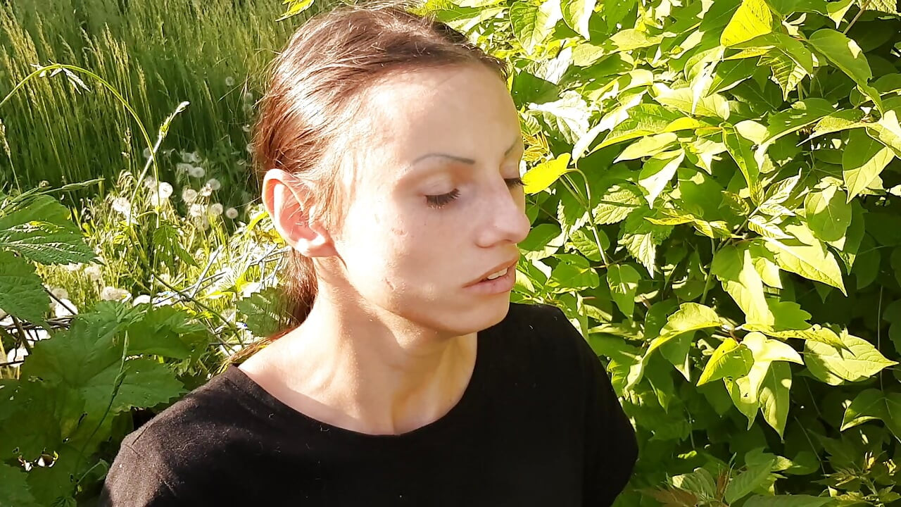 Sokakta komşumuzla mastürbasyon yapıyoruz ve aynı anda boşayoruz - lezbiyen illüzyon