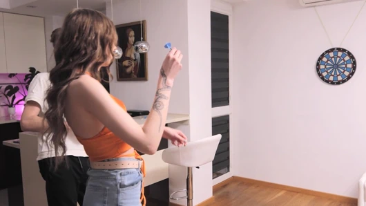 Dart oynamak hiç bu kadar seksi olmamıştı, striptiz tarzı!