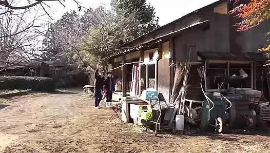 O vücuda ayak uydurmak için sahada çok çalışan erotik görünümlü yaşlı bir bayanı aldım. -4