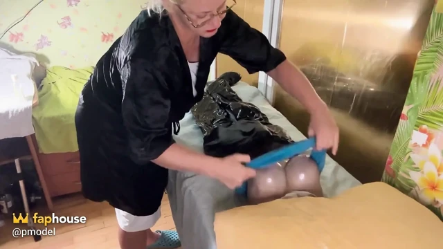 Masajcı ereksiyon olan travesti hastaya elle muamele çekiyor ve ona gülüyor