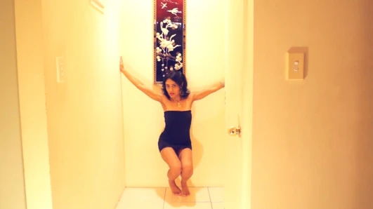 Wyld Yasmin koridorda caz müziğiyle dans ediyor