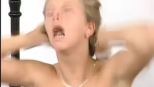 Geiles blondes Luder auf dem Barhocker gefickt