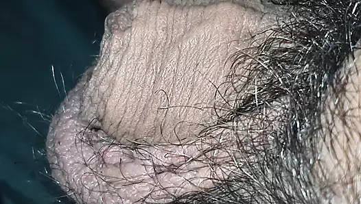 Üvey annenin eli üvey oğlunun ereksiyon olmasını sağlamaya çalışıyor