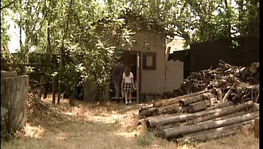 Tıraşlı amcıklı güzel kaçak sürtük büyük yarakla arkadan sikiliyor