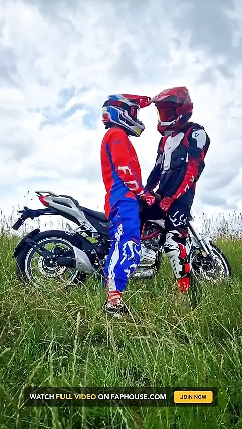 Ateşli motocross erkekler motosikletin yanında boşalıyor