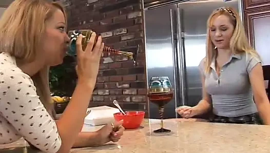 İki ateşli beyaz lezbiyen sürtük biraz şarap demleyip birbirlerini parmaklıyor