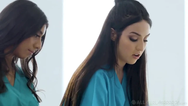 All Girl Massage - sahibi Lena Paul ürününü iki seksi çalışanla test ediyor