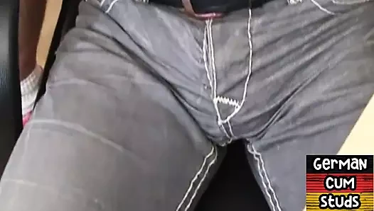 Gerçek Alman sporcu yarak emdikten sonra göt deliğine prezervatifsiz sikiliyor