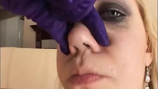 Busty sarışın sürtük almanya'dan sert bir horoz ve seks oyuncakları tarafından tahrip olur