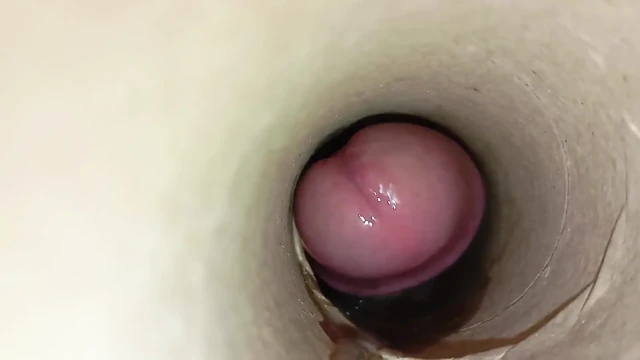 Edepsiz adam yarağını spermle dolu tüpten çıkarıyor ve karnındaki spermle oynuyor