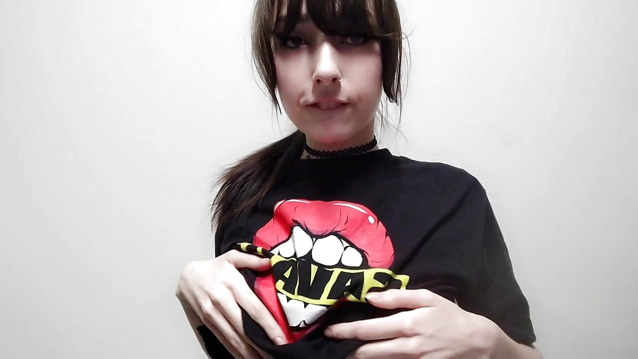 Bratty gotik kız göğüsleriyle oynayarak azdırıyor