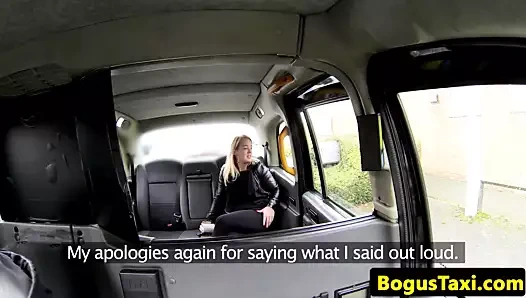 Deepthroating Birleşik Krallık amatör hunk içinde bir taksi