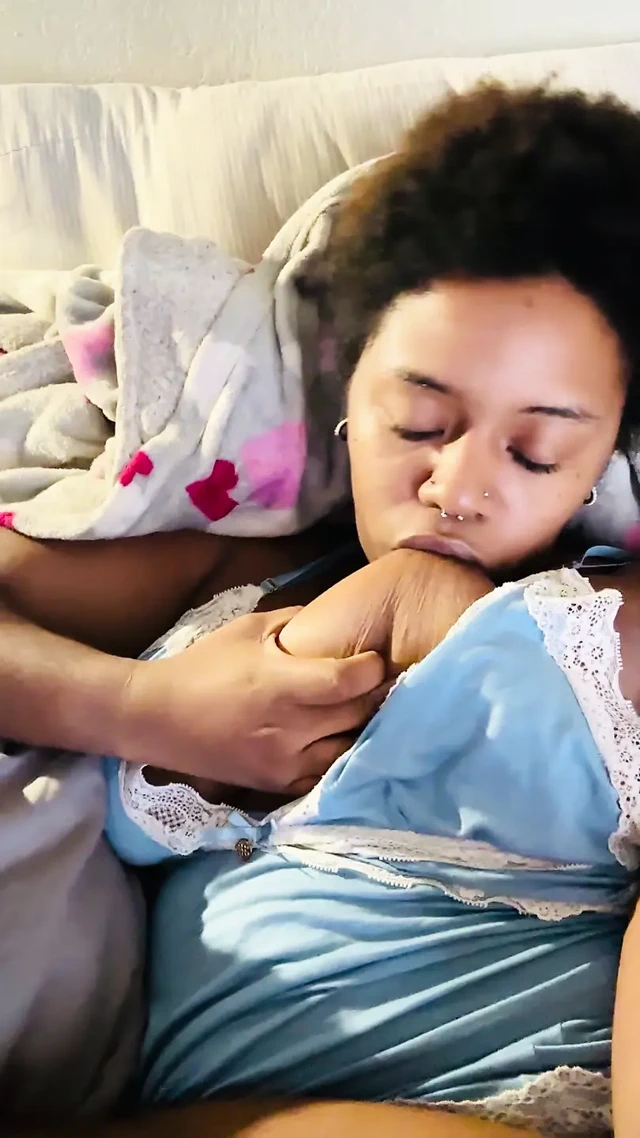 Elli küçük Carmen seksi vücuduna dokunuyor