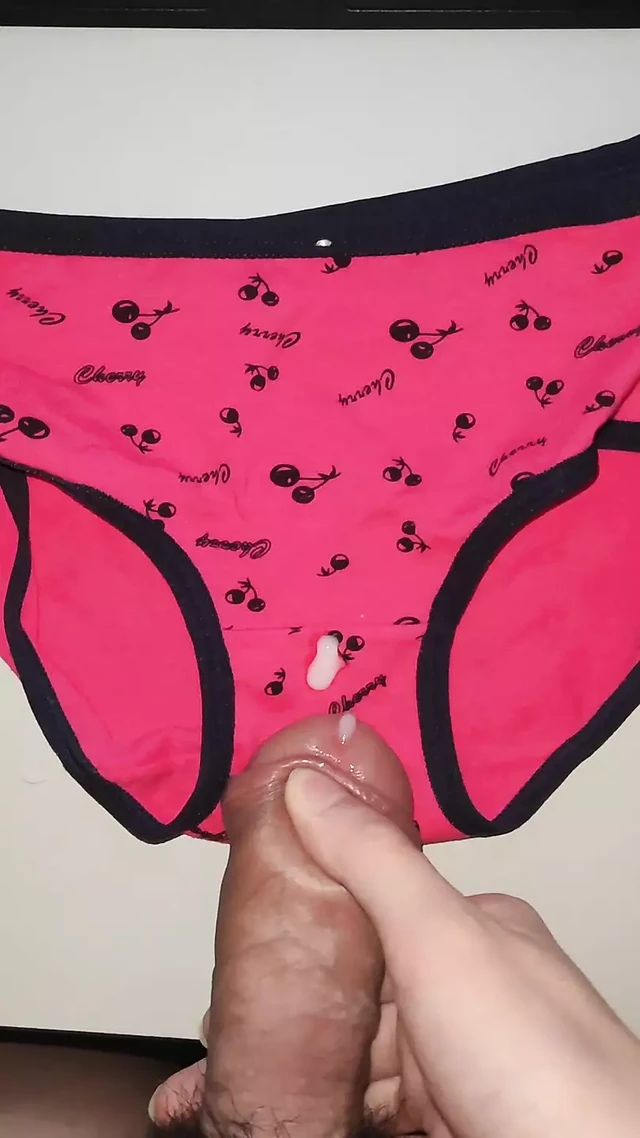 Горячая девушка-незнакомец прислала мне ее трусики, хочет, чтобы я кончил на ее трусики