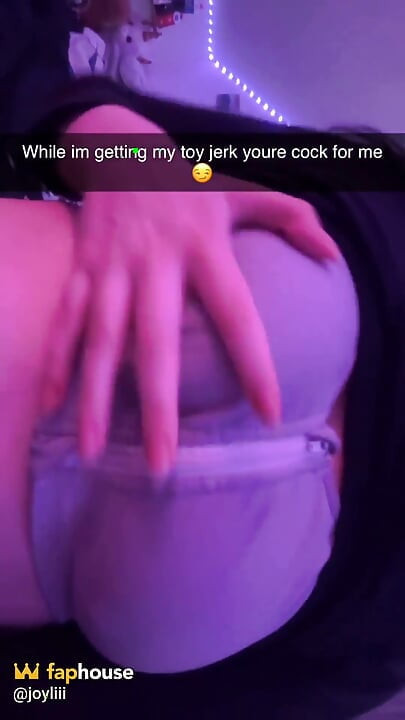 İtaat eden Joyliii, snap anında bir yabancı için bir dildo vajinasına sokar