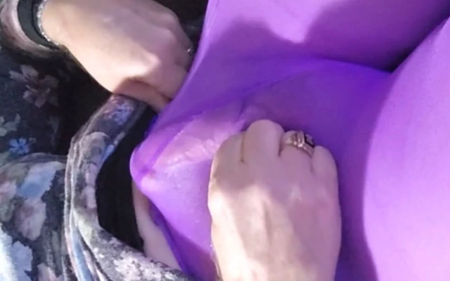 Eşcinsel travesti azdırıyor, mastürbasyon yapıyor, mor naylon külotlu çorabıma boşalıyor.