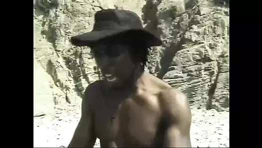 Büyük siyah yarak ve siyah bir sürtük için açık havada sikişen klasik zenci