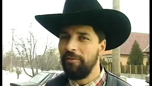 Sarışın genç kız götü sikilmeden önce büyük yarak emiyor