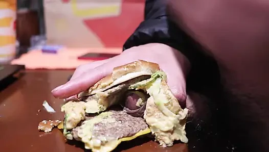 Bir burgeri sikiyor ve mahvediyor