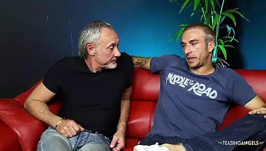 İki yaşlı adam snooker oynayan bir kız tarafından tahrik ediliyor, böylece üçlü seks yapıyorlar