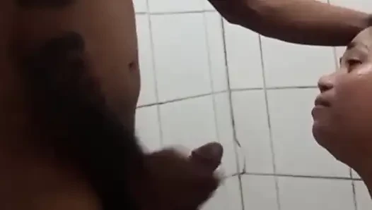Bayan kız yüzünü kameraya gösteriyor