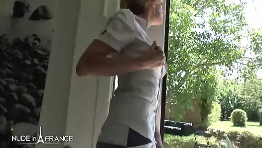 Orta yaşlı seksi kadın erkek avcısı oğlunun arkadaşını baştan çıkarıyor ve gırtlağına kadar sikiliyor yumrukla sikiliyor ve analiz ediliyor