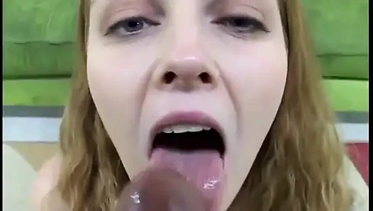 Seksi götlü esmer bir profesyonel gibi adamın sikini emiyor