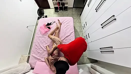 Üvey baba karnaval kostümünü çıkarıyor ve ağzına boşalıyor.