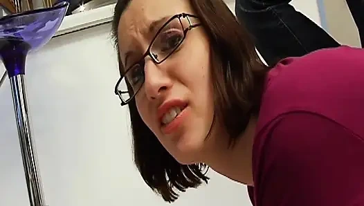 Fransız ofis sekreteri gözlüklerinin her yerine boşalıyor