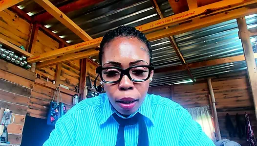 Rol yapma öğretmeni azgın öğrenciyi gözaltında cezalandırıyor...