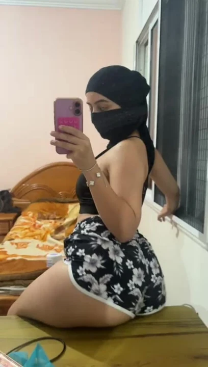 Tesettürlü azgın Müslüman hatun götünü havaya sokuyor ve gerçek bir sürtük gibi kendisiyle oynuyor