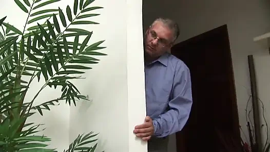 Çarpıcı sarışın genç kız üvey babası tarafından sikiliyor