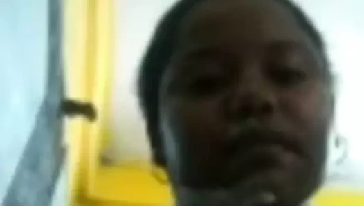 Nera bella sotto la doccia con squirt