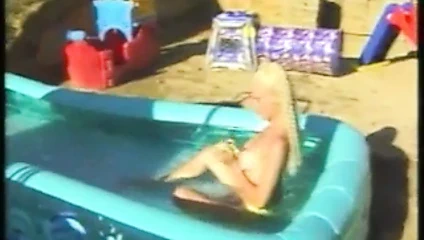 Bahçe havuzunda Violett solo