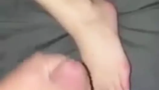 Jazzy ayaklarını nemlendiriyor