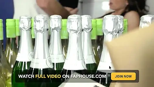 Esmer orta yaşlı seksi kadın kocası tarafından evde sikiliyor