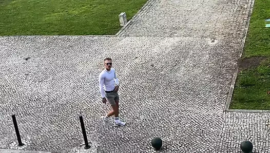 Gözlüklerimi düşürdüm ve bana veren adamın beni sikmesine izin verdim.