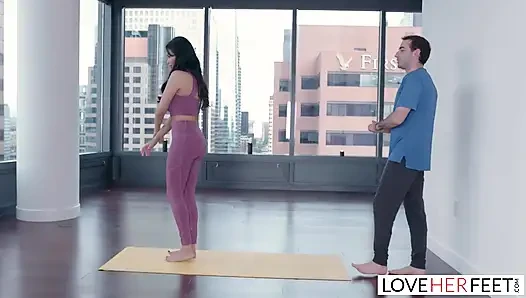 Büyük memeli Anissa Kate seansta yoga hocasıyla sikişiyor