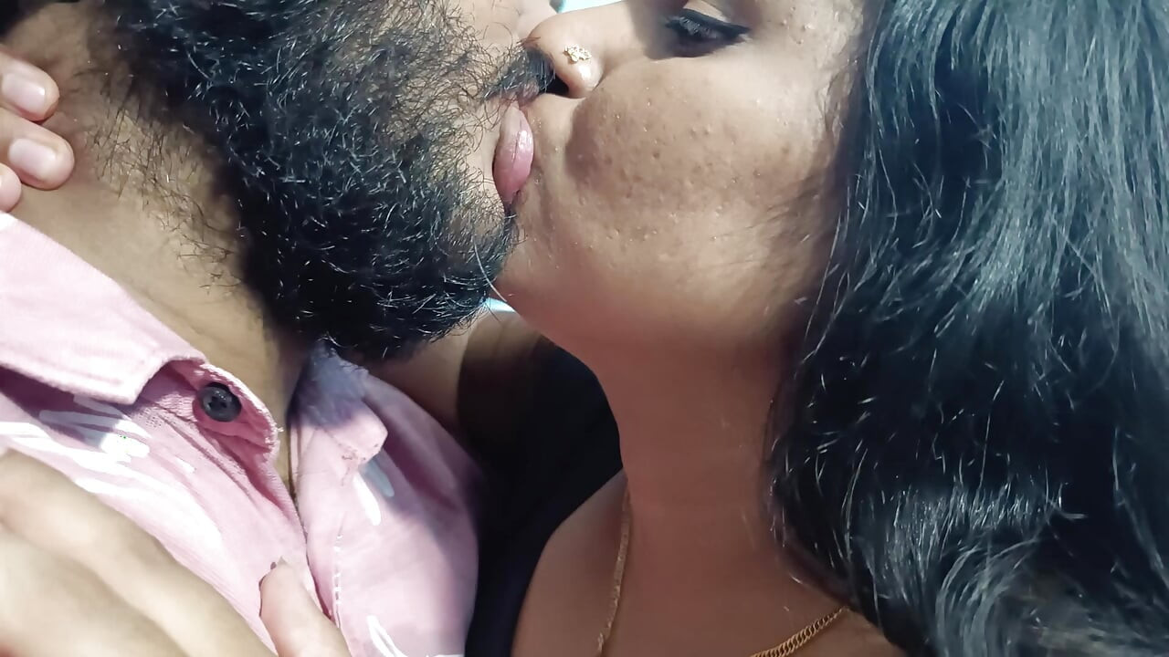 Vaishnavy ve Sharun Raj ağır çekimde dudaklarını kilitliyor ve tamamen çıplak seks yapmaya başlıyor