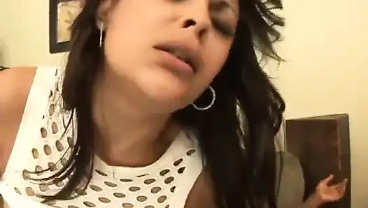 Sevimli hatun büyük bir sert direğin sıkı sevimli amına girmesiyle inliyor