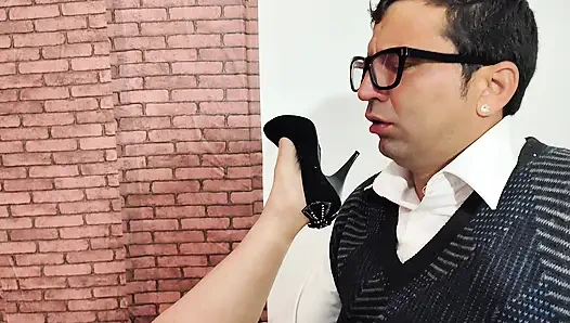 Üvey anne bakire üvey oğluna nasıl eğleneceklerini öğretiyor