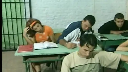 Esmer genç amcık sınıfta yalıyor ve sikiliyor