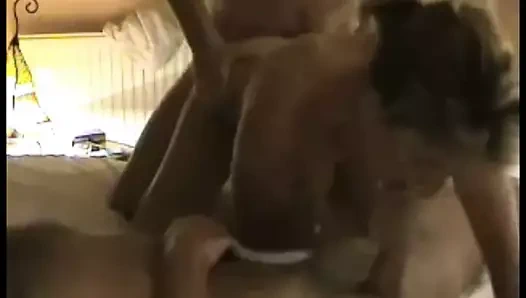 Sıcak eş içinde üçlü