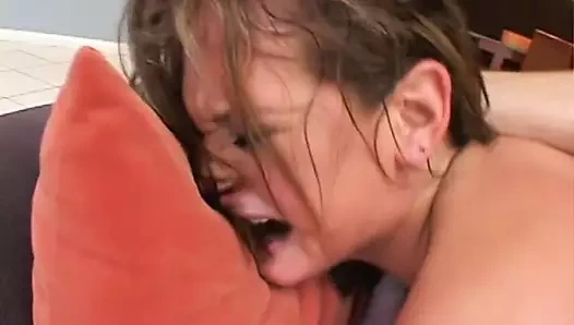 Kirli sarışın masada götünden sikilirken amını okşuyor