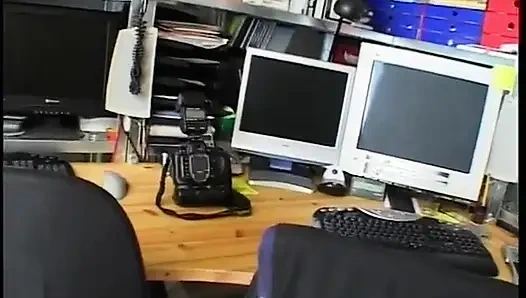 Sarışın genç kız sevgilisinin yarağını nasıl memnun edeceklerini biliyor