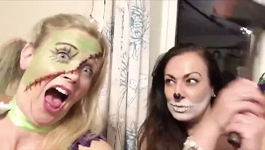 İki seksi milf seni emmek istiyor!